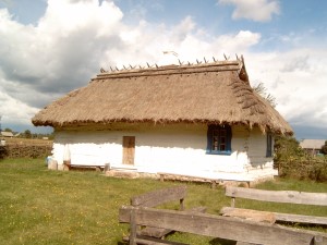 Reetgedecktes weißes Haus in Hajnowka